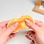 56【고양이 치즈 (촉촉한 텍스처)】모방 식품 스퀴시 슬라임, 식품급 실리콘 소재로 수제 제작한 안전 무독한 스트레스 해소 장난감입니다. 손 근육 단련하고 정신적 스트레스를 완화해 드릴 뿐만 아니라 세탁 가능하며, 40000원 구매 시 무료 배송해 드립니다.