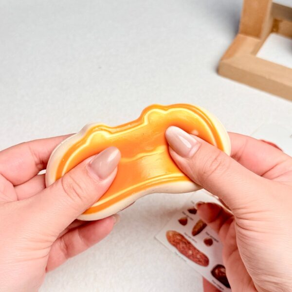 56【고양이 치즈 (촉촉한 텍스처)】모방 식품 스퀴시 슬라임, 식품급 실리콘 소재로 수제 제작한 안전 무독한 스트레스 해소 장난감입니다. 손 근육 단련하고 정신적 스트레스를 완화해 드릴 뿐만 아니라 세탁 가능하며, 40000원 구매 시 무료 배송해 드립니다.