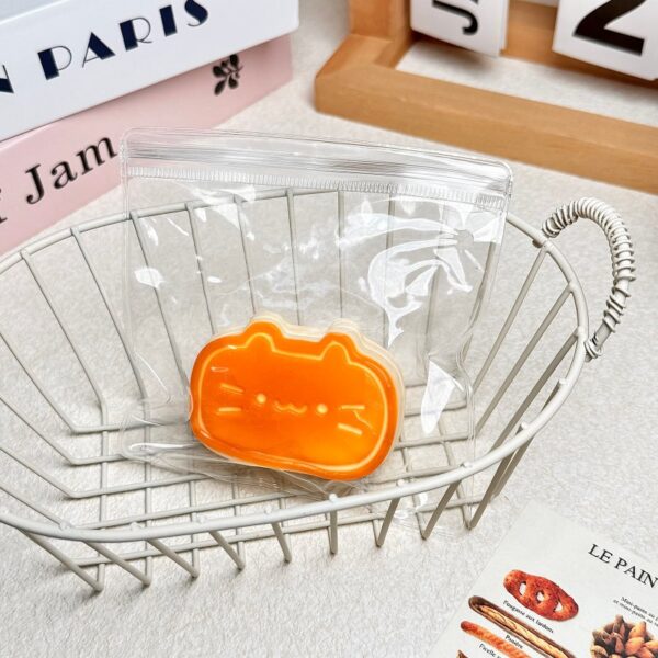 56【고양이 치즈 (촉촉한 텍스처)】모방 식품 스퀴시 슬라임, 식품급 실리콘 소재로 수제 제작한 안전 무독한 스트레스 해소 장난감입니다. 손 근육 단련하고 정신적 스트레스를 완화해 드릴 뿐만 아니라 세탁 가능하며, 40000원 구매 시 무료 배송해 드립니다.