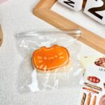 56【고양이 치즈 (촉촉한 텍스처)】모방 식품 스퀴시 슬라임, 식품급 실리콘 소재로 수제 제작한 안전 무독한 스트레스 해소 장난감입니다. 손 근육 단련하고 정신적 스트레스를 완화해 드릴 뿐만 아니라 세탁 가능하며, 40000원 구매 시 무료 배송해 드립니다.