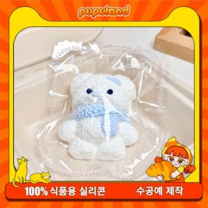 131【스카프 곰돌이 블루】모방 식품 스퀴시 슬라임, 식품급 실리콘 소재로 수제 제작한 안전 무독한 스트레스 해소 장난감입니다. 손 근육 단련하고 정신적 스트레스를 완화해 드릴 뿐만 아니라 세탁 가능하며, 40000원 구매 시 무료 배송해 드립니다.