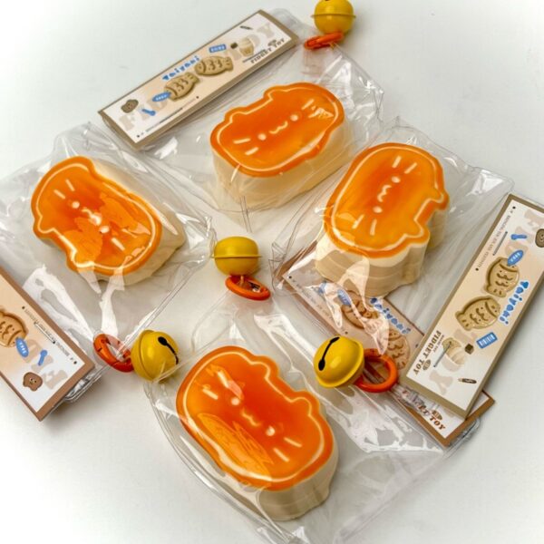 56【고양이 치즈 (촉촉한 텍스처)】모방 식품 스퀴시 슬라임, 식품급 실리콘 소재로 수제 제작한 안전 무독한 스트레스 해소 장난감입니다. 손 근육 단련하고 정신적 스트레스를 완화해 드릴 뿐만 아니라 세탁 가능하며, 40000원 구매 시 무료 배송해 드립니다.