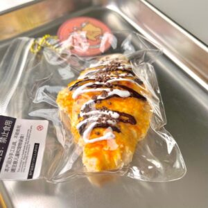 소스 뿌린 크루아상